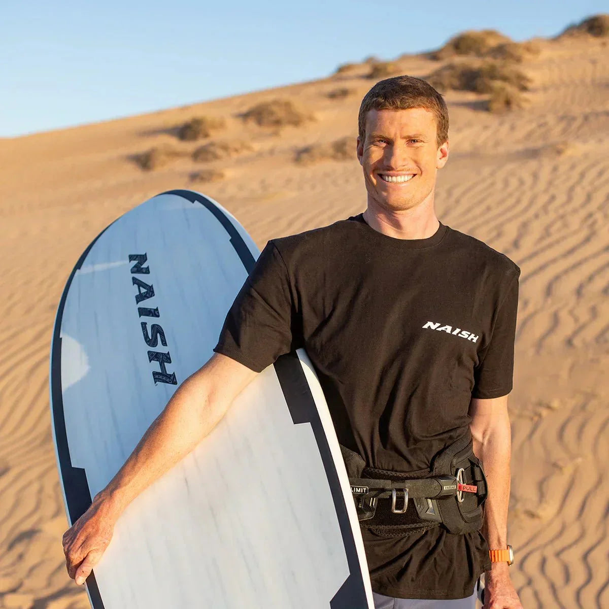 Julian Salmonn blir en del av Naish: Et nytt kapittel - Surf1