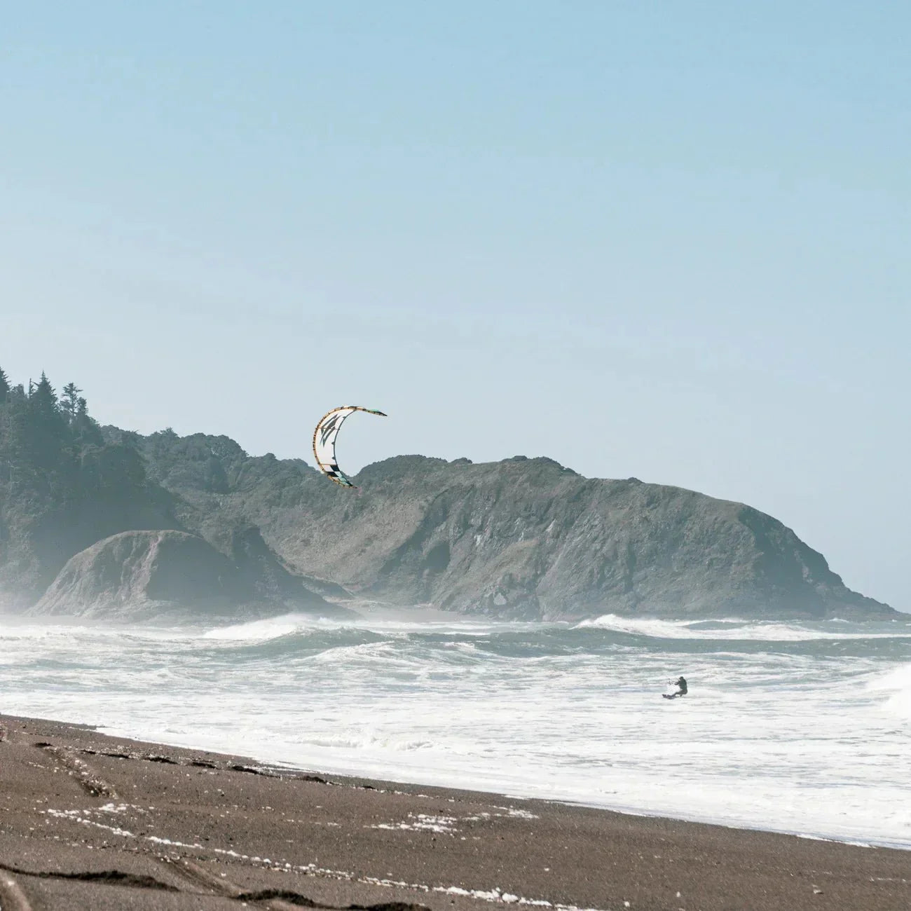 Rugged Roots: Kiteboarding the Oregon Coast (Nok en kul film fra Naish) - Surf1